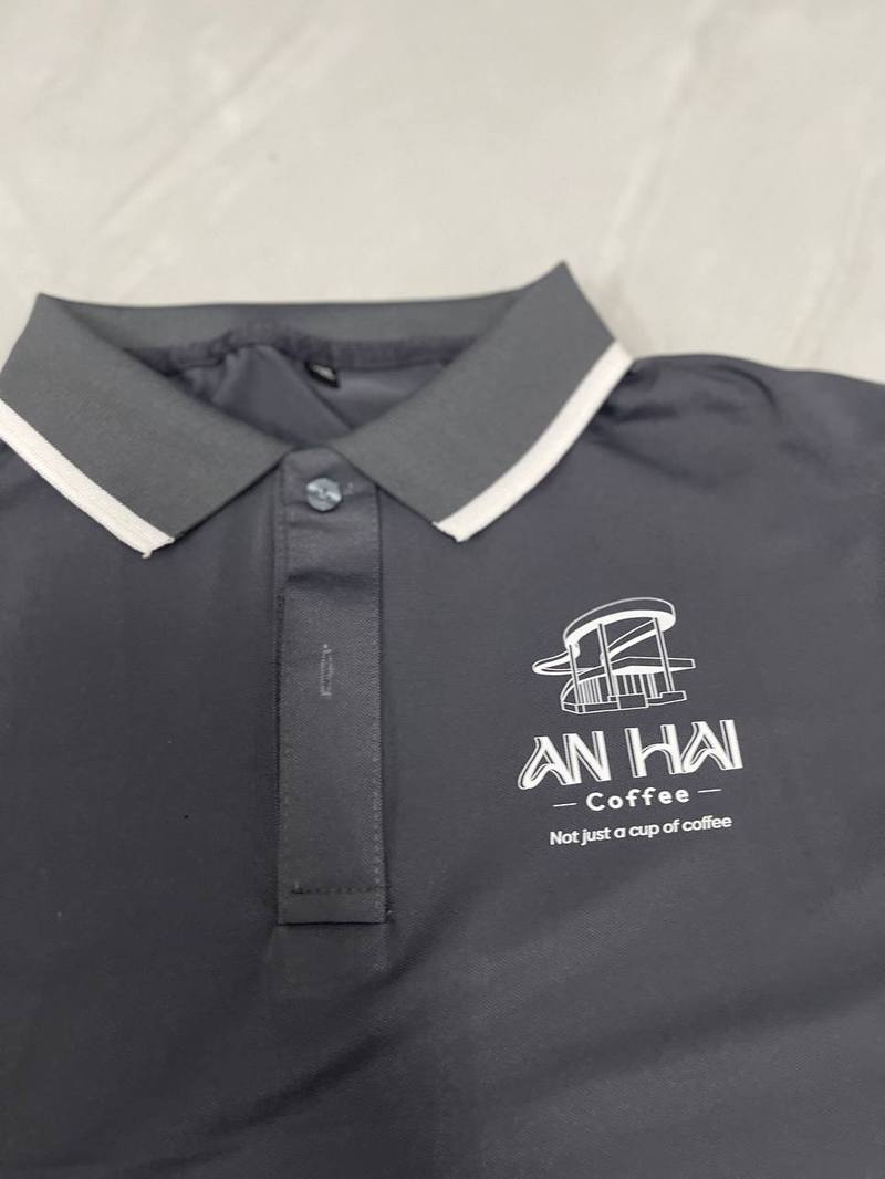 Đồng phục F&B Đà Nẵng - áo polo xám in logo An Hải Coffee sắc nét