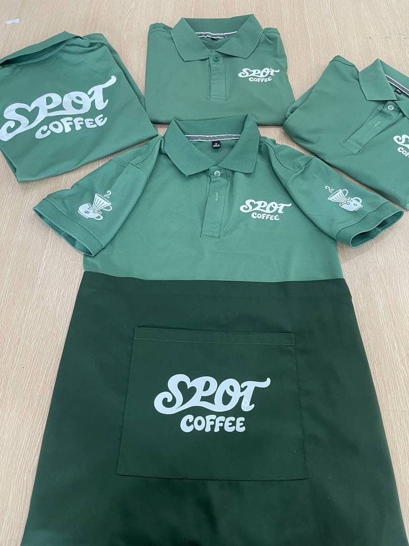 Đồng phục ngành F&B Đà Nẵng - áo polo và tạp dề in logo Spot Coffee đồng bộ