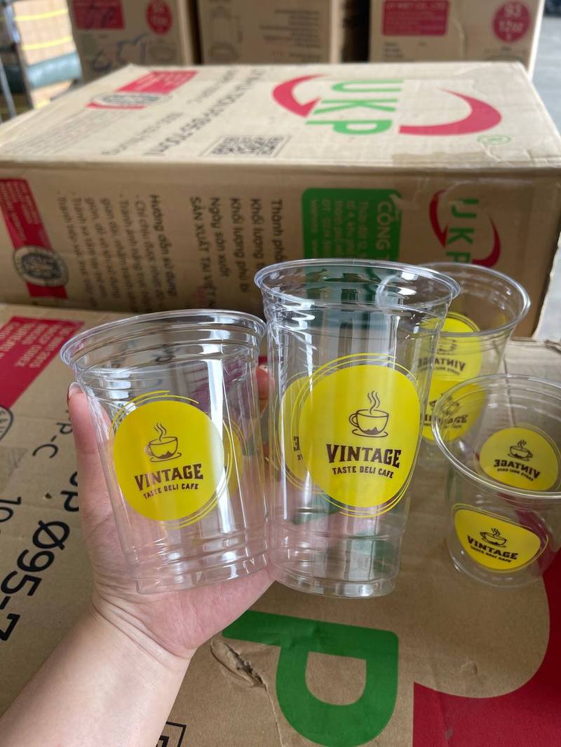 Xưởng in ly nhựa giá rẻ Đà Nẵng - ly nhựa PET trong in logo Vintage Taste Deli Cafe 2 màu
